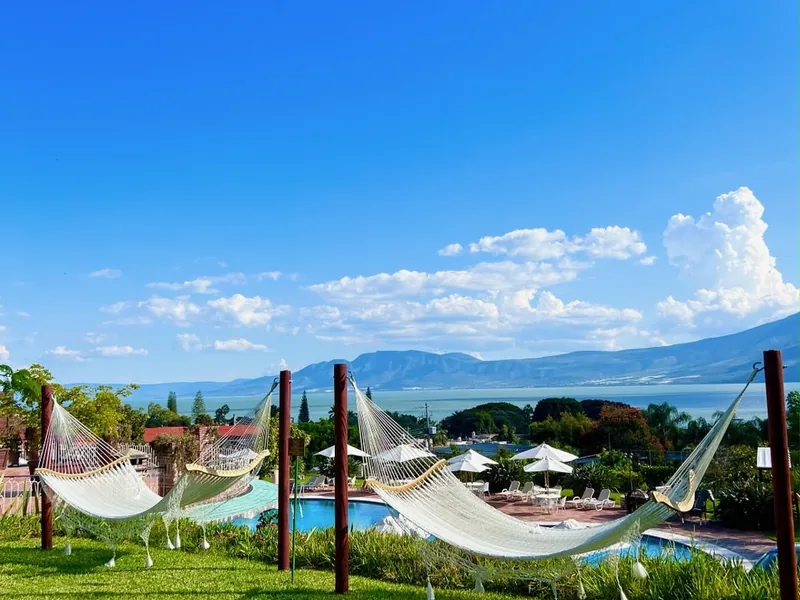 Jardín y hamacas frente al lago — Mamachuy