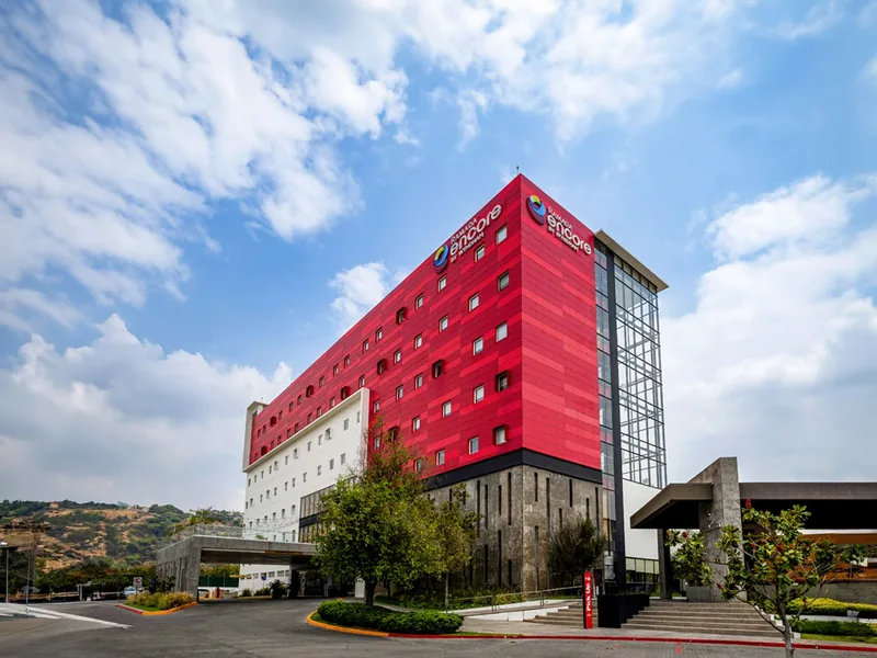 Fachada del hotel — Hotel Ramada Encore by Wyndham Guadalajara Sur