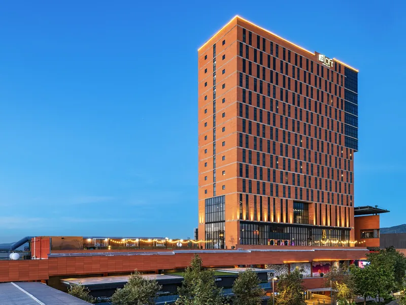 Vista exterior del hotel — Aloft Guadalajara Sur