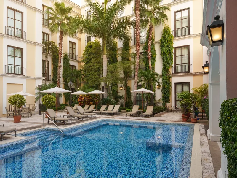 Piscina y patio del hotel — Hotel Solar de las Ánimas, Tequila, Jalisco