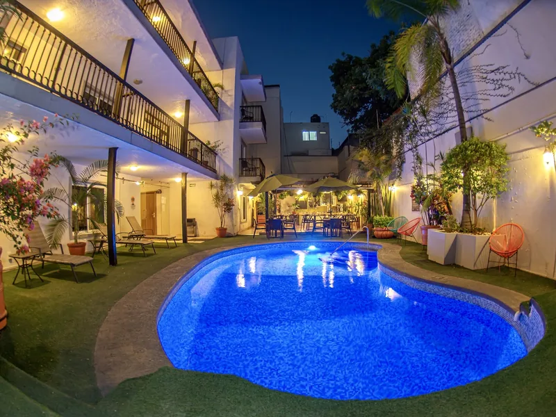 Patio y piscina — Del Marqués Hotel & Suites