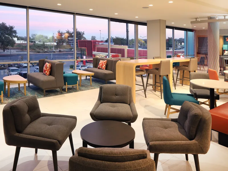 Sala y comedor — Avid Hotel Guadalajara Aeropuerto Norte