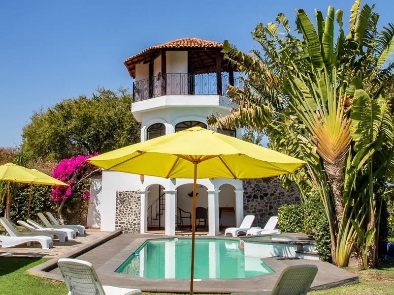 Jardín y piscina — Hotel Rivera de Moras