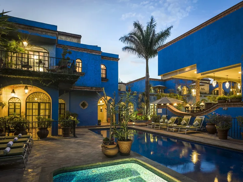 Patio y piscina — Hotel La Villa del Ensueño