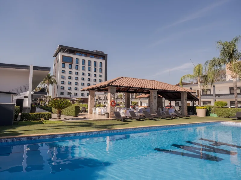 Piscina y exterior — Hotel Malibu
