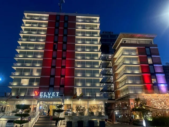 Fachada del hotel — Velvet Plaza