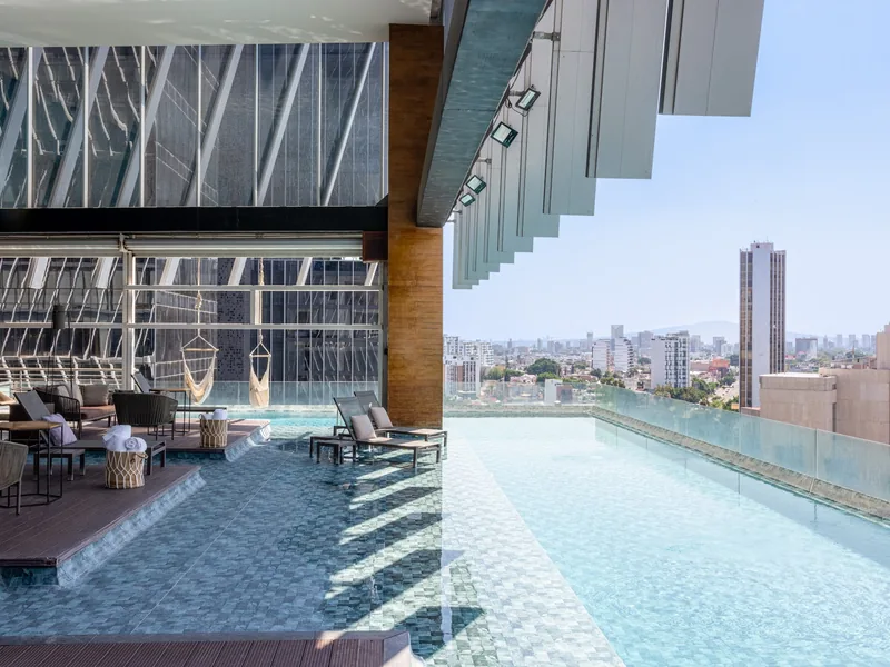 Piscina con vista a la ciudad — AC Hotel Guadalajara