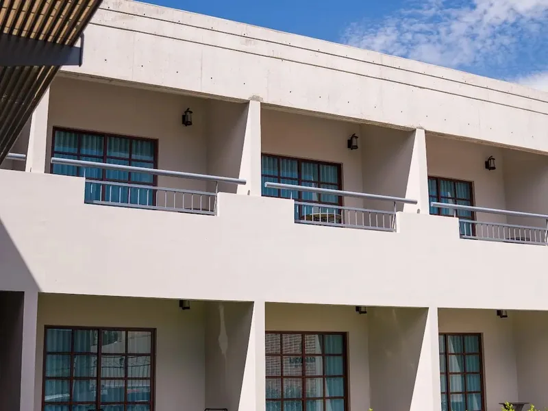 Edificio y jardín — Casa Cocula