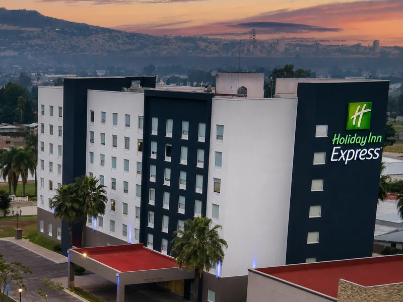 Fachada del hotel — Holiday Inn Guadalajara Aeropuerto