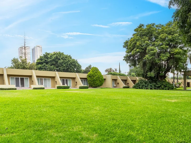 Jardines y exterior — Camino Real