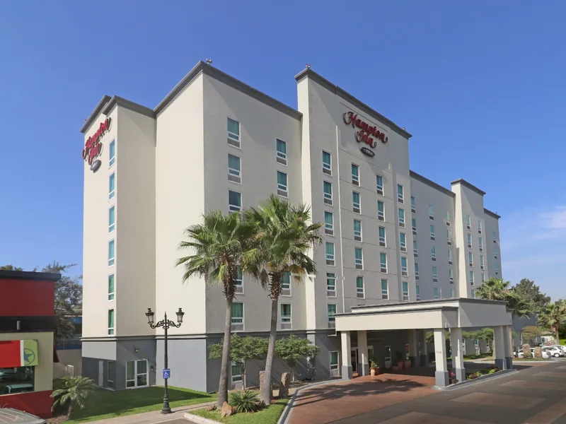 Fachada del hotel — Hampton Guadalajara Aeropuerto