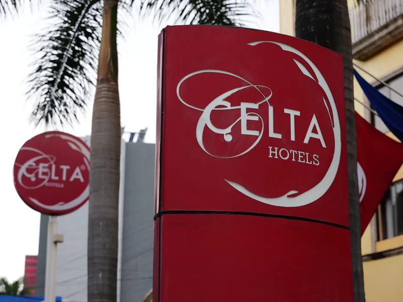 Acceso y letrero del hotel — Hotel Celta