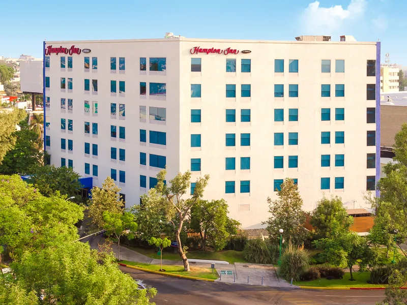 Fachada del hotel — Hampton Guadalajara Expo