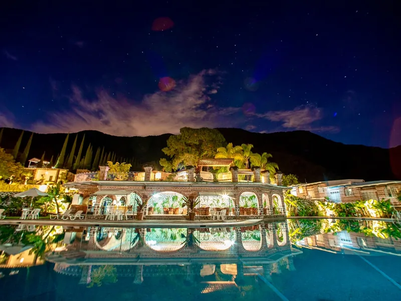Vista nocturna del hotel y piscina — Mamachuy