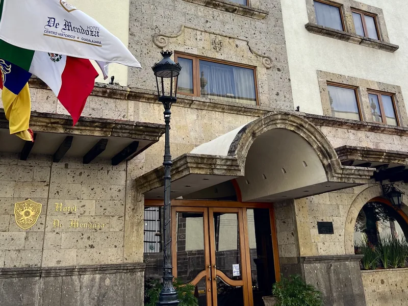 Fachada y entrada del hotel — De Mendoza