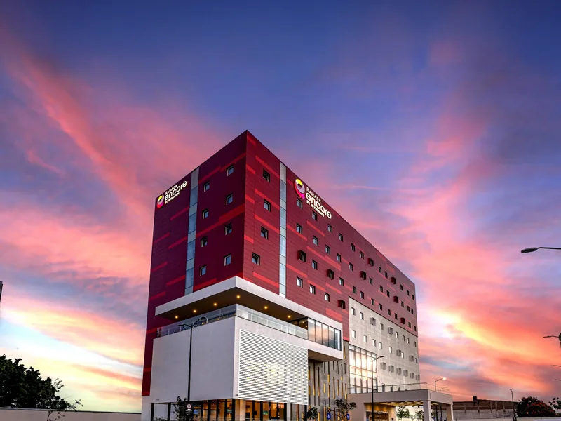 Fachada del hotel — Hotel Ramada Encore by Wyndham Guadalajara Aeropuerto