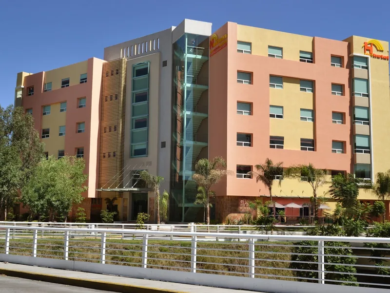 Fachada del hotel — Hostalia Hotel
