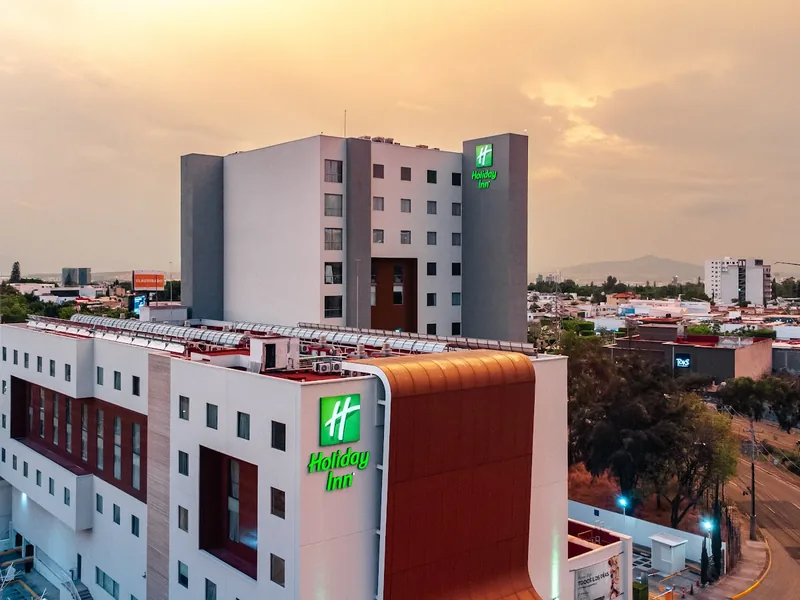 Vista exterior al atardecer — Holiday Inn Patria Universidad