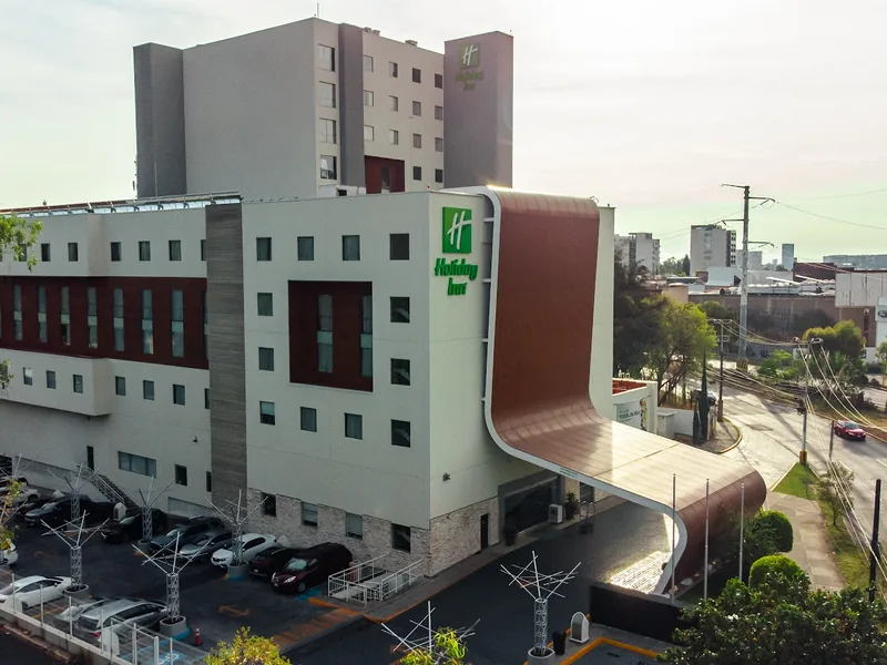 Vista exterior del hotel — Holiday Inn Patria Universidad