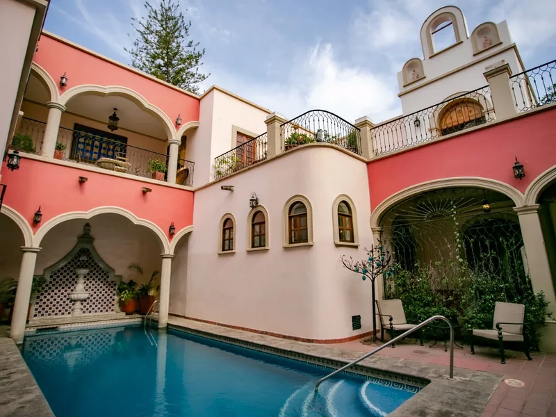 Patio y piscina — Hotel Gran Casa Sayula
