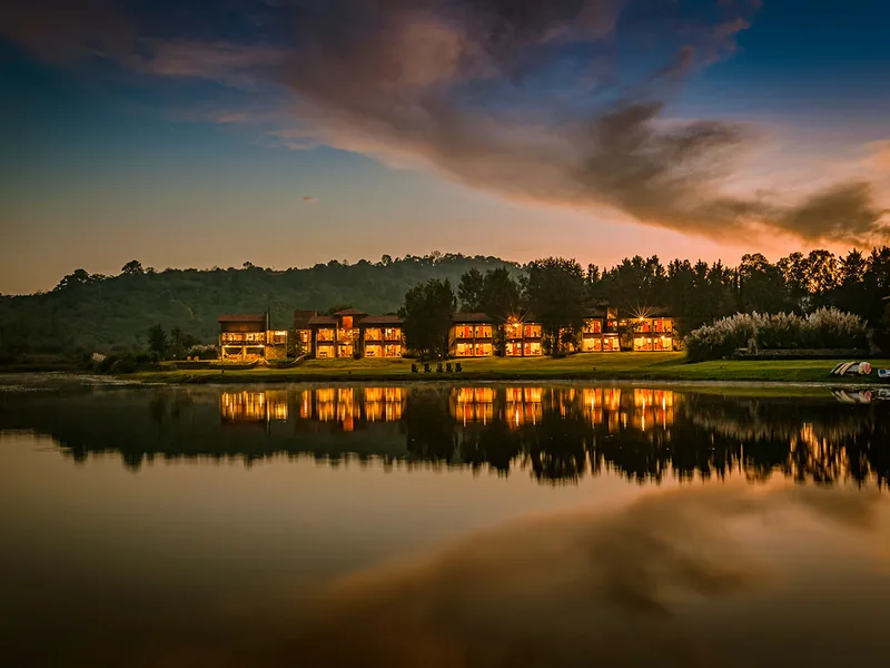 Vista del hotel al anochecer — Hotel El Remanso