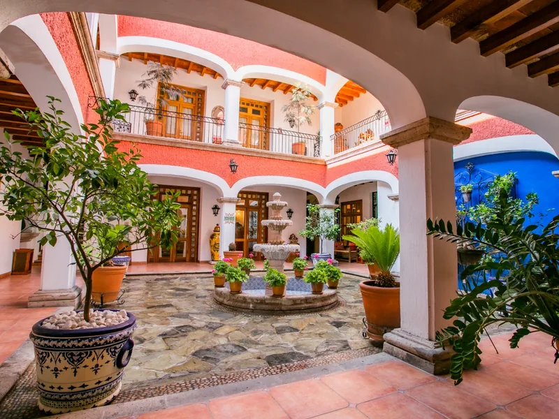 Patio interior del hotel — Casa Morales Hotel Boutique Tlaquepaque