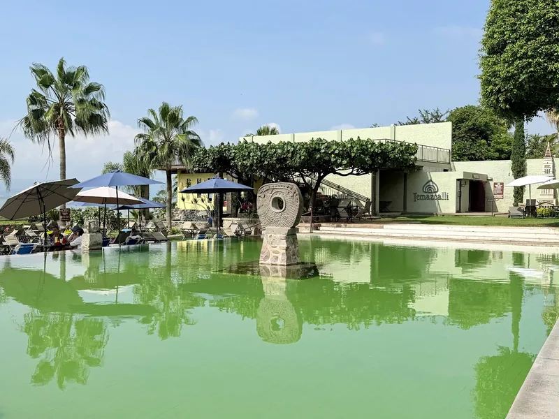 Vista de la piscina y jardines — Termal Cosalá Hotel & Spa