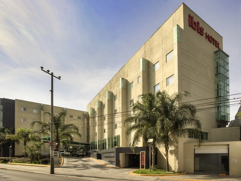 Fachada del hotel — Ibis Guadalajara Expo