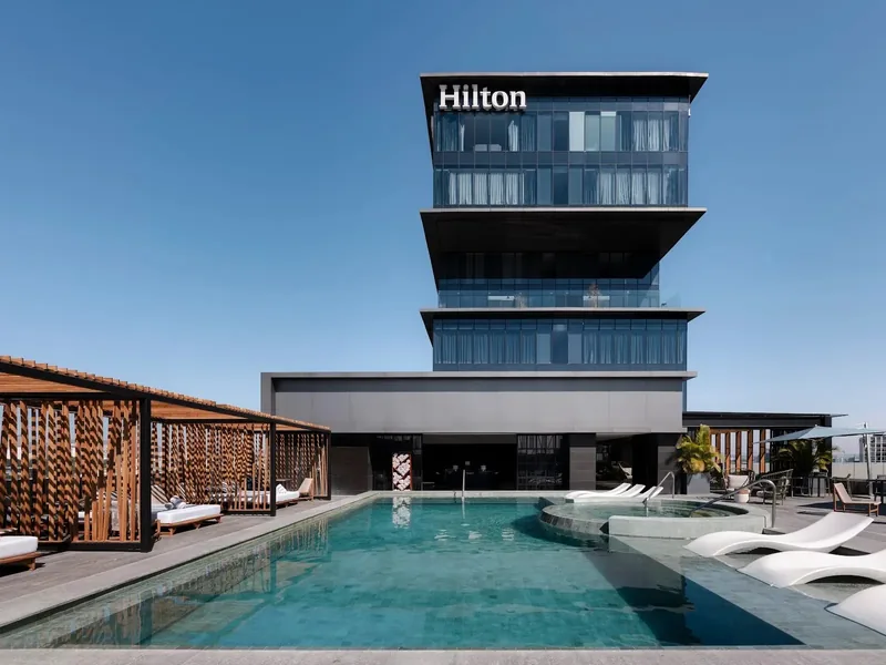 Hotel y piscina — Hilton Guadalajara Midtown