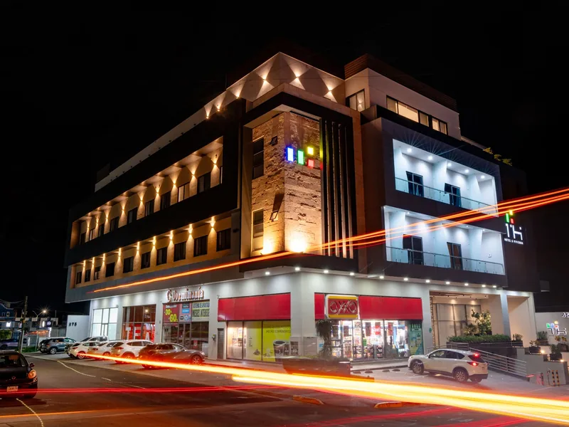 Fachada al anochecer — TH Hotel & Vivienda, Tepatitlán