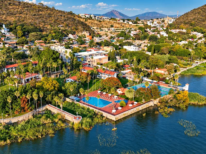 Vista aérea junto al lago — Hotel Montecarlo