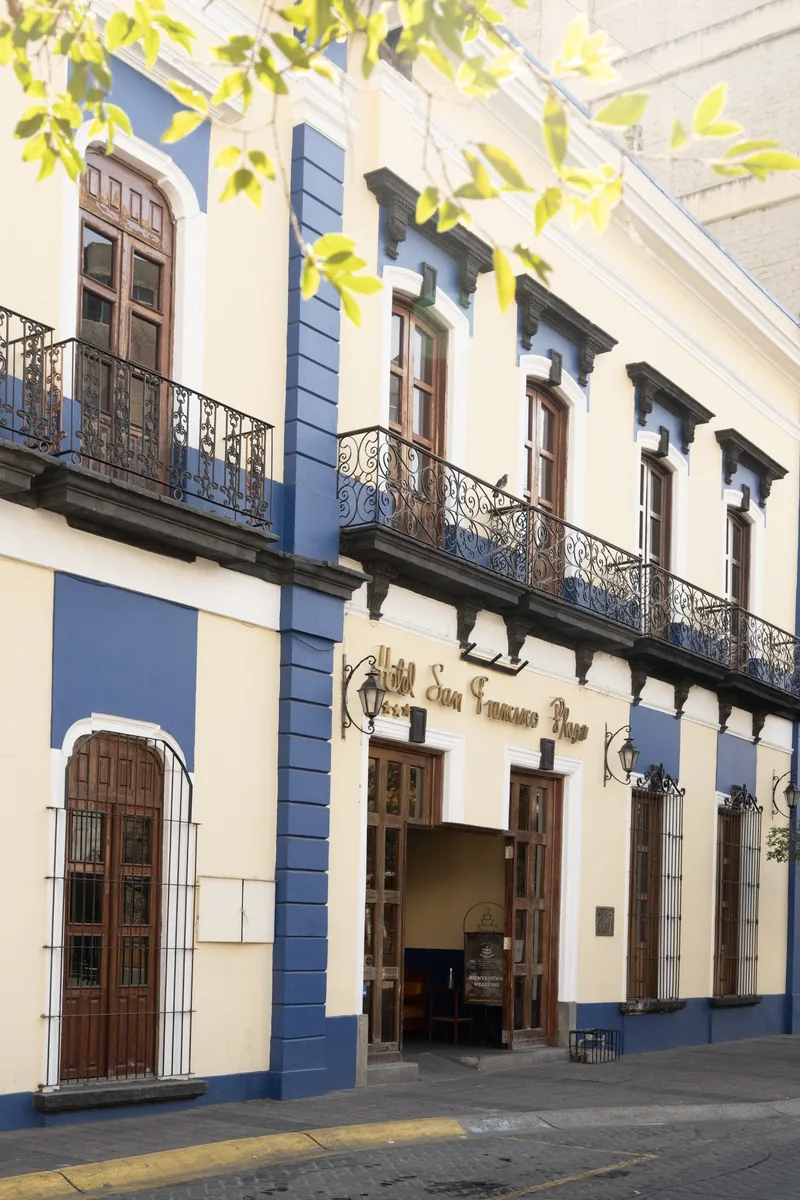 Fachada, letrero y entrada del hotel — Hotel San Francisco Plaza